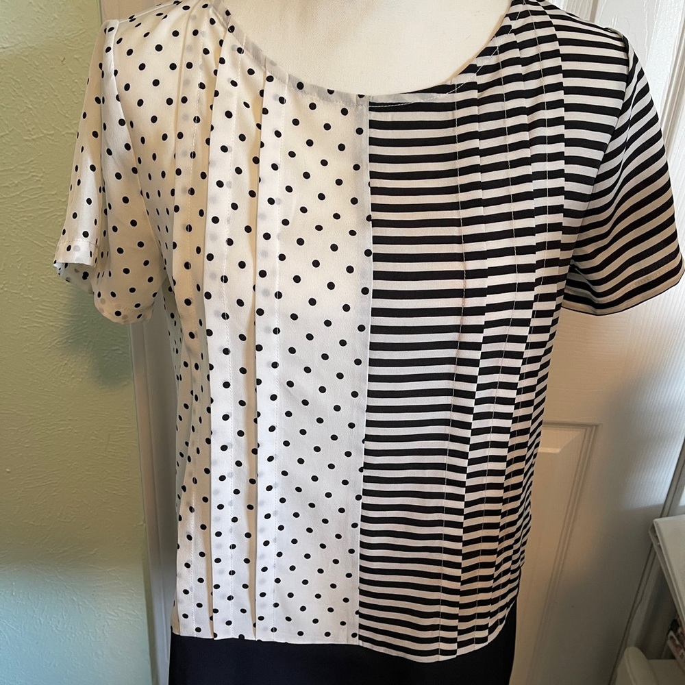 Small color blocked black/white top. Excellent condition